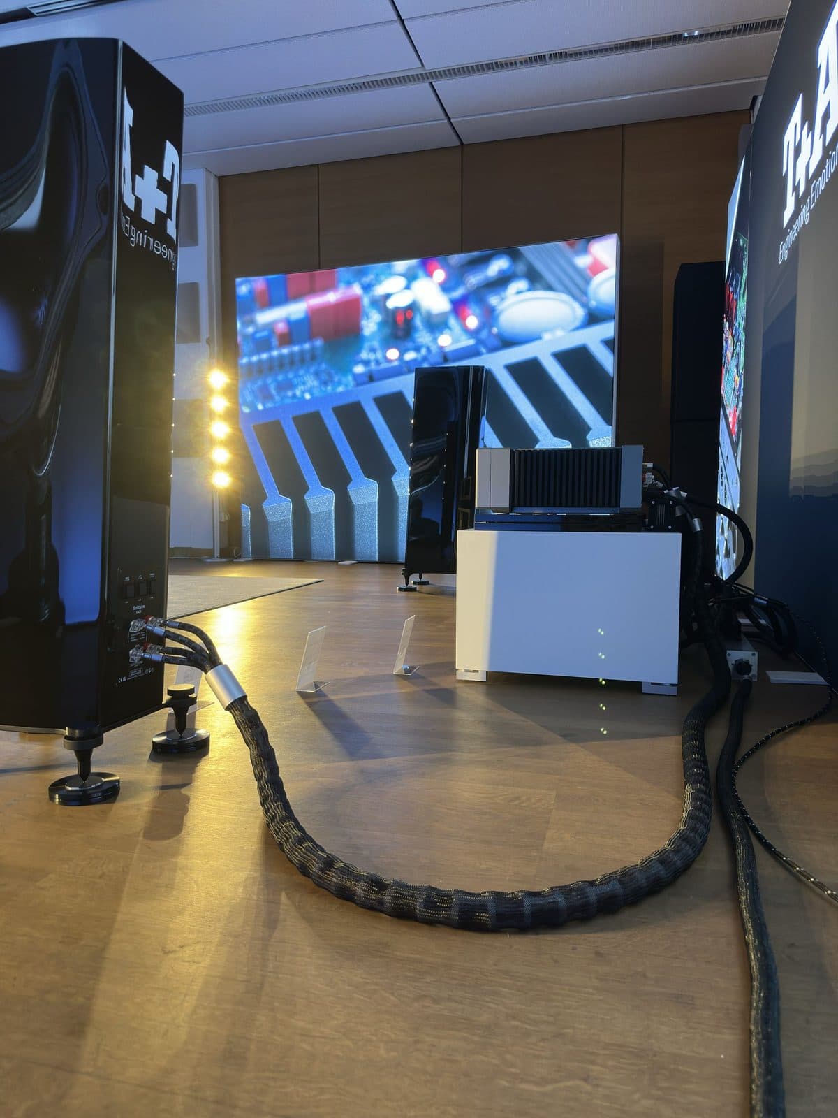 T+A HV monobloc wired with in-akustik reference cable